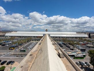 Overzicht van de luchthaven van Palma op Mallorca met terminal en parkeervoorzieningen.