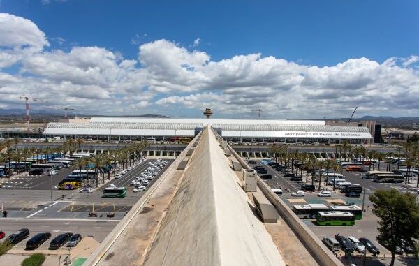 Overzicht van de luchthaven van Palma op Mallorca met terminal en parkeervoorzieningen.